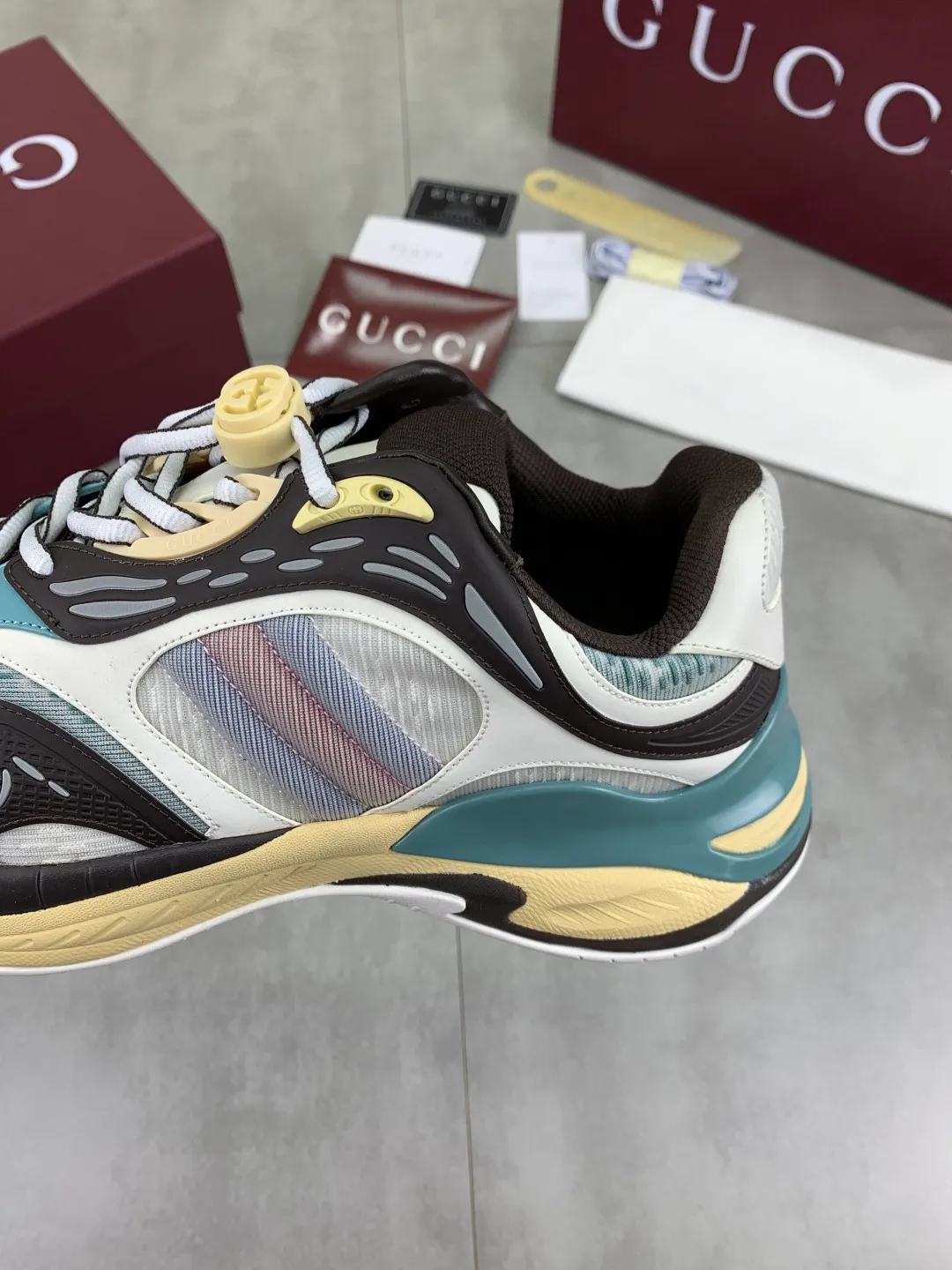 Men's shoes 💰P980 new style 💰 Gucci, couple style, women's style will be released later, new 2.0 futuristic sneakers‼ ️A pair of subversive sneakers is here. Gucci 2.0, a full series of 4 colors with key investment, smart silhouette: slightly curved forefoot design, you can clearly feel the propulsion when commuting and trotting, and it can enhance the sense of line extension when paired with wide-leg pants or cycling pants. EVA thick soles not only have a comfortable height-increasing effect, but also reduce weight (it actually lasts 3 hours of shopping without tiring your feet!) Highlight moments for lazy people: 2. Just choose it for airport wear! You can take them off in seconds after passing the security check (you can put them on as soon as you lift the heel strap), because the shoes come with a sliding buckle, so no need! ! Tie your shoes. Really achieve the sense of relaxation that goes with you. Size: Female 35-40 Male 39-45